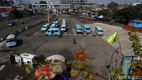 Beberapa angkutan umum Mikrolet terparkir rapi menunggu penumpang.