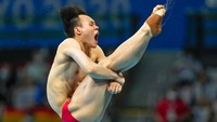 Xie Siyi dari China melakukan loncatan sambil memejamkan mata dan membuka lebar mulutnya. 