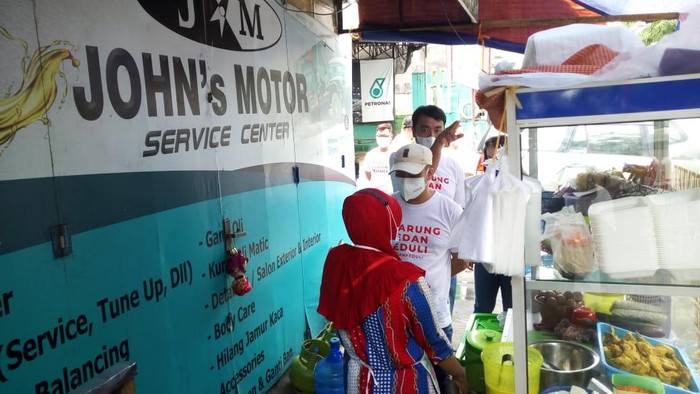 Relawan di Medan beli dagangan pelaku UMKM lalu bagikan ke warga (Datuk-detikcom)