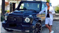 Ronaldo memamerkan momen kebersamaan dengan Brabus G-Class hadiah dari pacarnya beberapa hari sebelum kickoff musim baru. Foto: dok. Instagram/Christiano Ronaldo