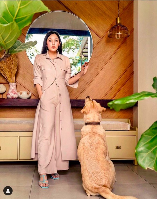 Kayu menjadi salah satu material yang mendominasi rumah. Efeknya, atmosfer di rumah menjadi lebih hangat dan welcoming.  (Foto: Instagram/@tifannysoesanto)