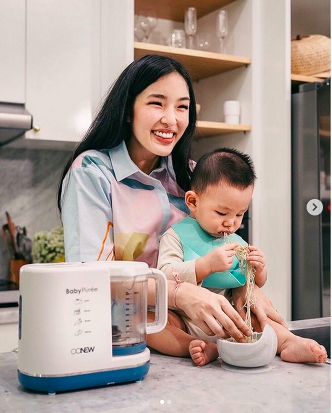 Berkat interiornya yang stylish, dapur Chef Arnold Poernomo pun menjadi tempat OOTD yang Instagramable. (Foto: Instagram/@tifannysoesanto)