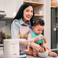 Berkat interiornya yang stylish, dapur Chef Arnold Poernomo pun menjadi tempat OOTD yang Instagramable. (Foto: Instagram/@tifannysoesanto)