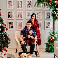 Bagi Chef Arnold Poernomo, kenyamanan menjadi prioritas untuk hunian yang ditempatinya bersama sang istri Tifanny Soesanto dan buah hati mereka, Arthur. Terlihat dari pemilihan interiornya yang modern tapi terasa homey. (Foto: Instagram/@tifannysoesanto)