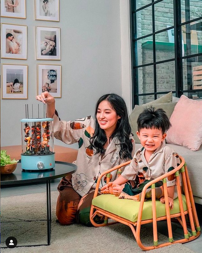 Nuansa modern dipertegas dengan warna cat abu-abu, seperti di ruang keluarga Chef Arnold. Bagian dinding juga dihiasi foto-foto keluarga yang menambah sentuhan yang personal. (Foto: Instagram/@tifannysoesanto)