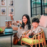 Nuansa modern dipertegas dengan warna cat abu-abu, seperti di ruang keluarga Chef Arnold. Bagian dinding juga dihiasi foto-foto keluarga yang menambah sentuhan yang personal. (Foto: Instagram/@tifannysoesanto)