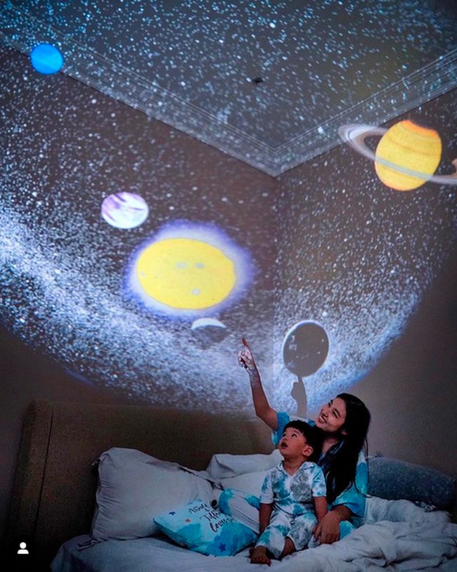 Chef Arnold memanfaatkan kecanggihan teknologi sebagai sarana bermain dan belajar buat anaknya. Di kamar, terdapat proyektor yang dapat mencitrakan gambaran tata surya yang megah.  (Foto: Instagram/@tifannysoesanto)