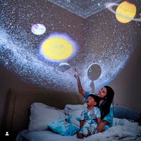 Chef Arnold memanfaatkan kecanggihan teknologi sebagai sarana bermain dan belajar buat anaknya. Di kamar, terdapat proyektor yang dapat mencitrakan gambaran tata surya yang megah.  (Foto: Instagram/@tifannysoesanto)