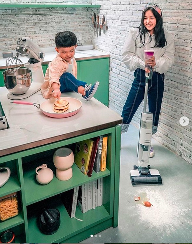 Dapur Chef Arnold hadir dalam kombinasi warna hijau pada rak dan lemari, serta putih yang membalur dinding bergaya batu-bata ekspos. (Foto: Instagram/@tifannysoesanto)