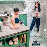 Dapur Chef Arnold hadir dalam kombinasi warna hijau pada rak dan lemari, serta putih yang membalur dinding bergaya batu-bata ekspos. (Foto: Instagram/@tifannysoesanto)