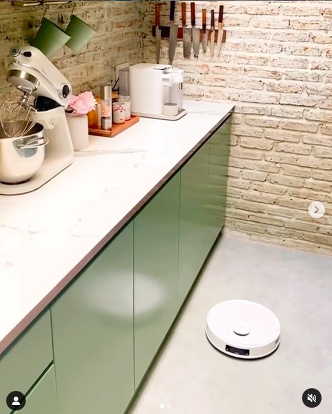 Sebagai seorang juru masak, wajar jika Chef Arnold memiliki dapur dengan fungsionalitas yang maksimal. Dapurnya juga didukung peralatan canggih, seperti robot sapu yang futuristis ini. (Foto: Instagram/@tifannysoesanto)