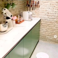 Sebagai seorang juru masak, wajar jika Chef Arnold memiliki dapur dengan fungsionalitas yang maksimal. Dapurnya juga didukung peralatan canggih, seperti robot sapu yang futuristis ini. (Foto: Instagram/@tifannysoesanto)