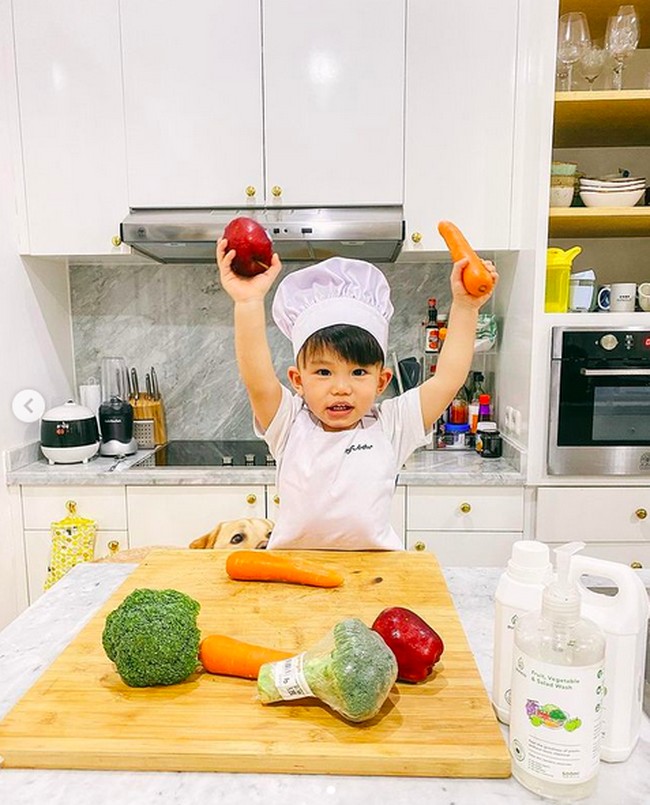 Di sisi lain, terdapat island yang dilapisi marmer putih nan mewah. (Foto: Instagram/@tifannysoesanto)