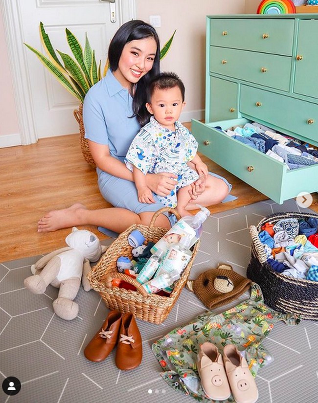 Lemari pakaian anak dibuat bergaya klasik-modern dengan warna hijau yang menggemaskan. (Foto: Instagram/@tifannysoesanto)