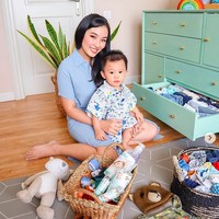 Lemari pakaian anak dibuat bergaya klasik-modern dengan warna hijau yang menggemaskan. (Foto: Instagram/@tifannysoesanto)