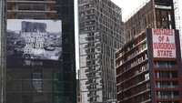 Sekitar 300.000 orang awalnya kehilangan tempat tinggal setelah ledakan Pelabuhan Beirut. Beberapa mampu memperbaiki kerusakan atau pindah ke flat baru di tempat lain, sementara banyak yang pindah dengan kerabat. AP Photo/Hussein Malla  