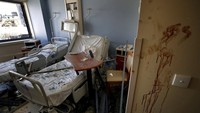 Dalam gambar kombinasi dua foto ini, foto atas menunjukkan pintu berdarah salah satu kamar di Pusat Medis Universitas Rumah Sakit Saint George yang rusak akibat ledakan Beirut, Lebanon, pada tahun 2020. Foto bawah menunjukkan ruangan yang sama di Pusat Medis Universitas Rumah Sakit Saint George, di Beirut, Lebanon, pada tahun 2021. AP Photo/Hassan Ammar, Bilal Hussein  