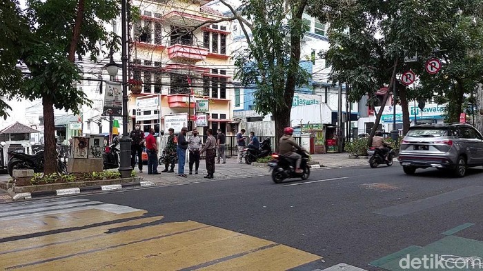 Seorang pria diduga mencoba bunuh diri di depan Balai Kota Bandung