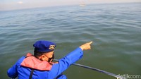 Mereka berenang di dekat perahu. Sesekali mereka bermain petak umpet dengan masuk ke air di satu sisi perahu dan muncul di sisi lain.