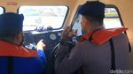 Serunya Bermain dengan Hiu Paus di Perairan Pasuruan