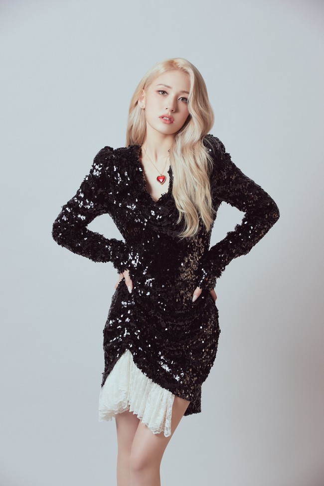 Somi pun membuat pengakuan mengejutkan saat menjadi bintang tamu acara radio ‘Kim Shin Young’s Noon Song of Hope’ pada Selasa (3/8/2021). Ia mengaku dapat melingkarkan tangannya di pinggang. Foto: dok KPop Herald