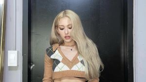 8 Potret Somi Pamer Perut Rata, Bikin Fans Khawatir dengan Berat Badannya