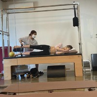 “Apa yang kalian harapkan? Dia telah melakukan pilates selama bertahun-tahun,” “46 kg dengan tinggi 172 cm benar-benar kurus tetapi dia terlihat sehat bukan lemah,” “Dia sangat kurus tapi semuanya otot,” ujar sejumlah netizen. Foto: dok Instagram somsomi0309