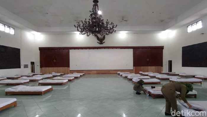 Suasana isolasi terpusat OTG Corona di Gedung Wanita Karanganyar. Foto diambil Rabu (4/4/2021).