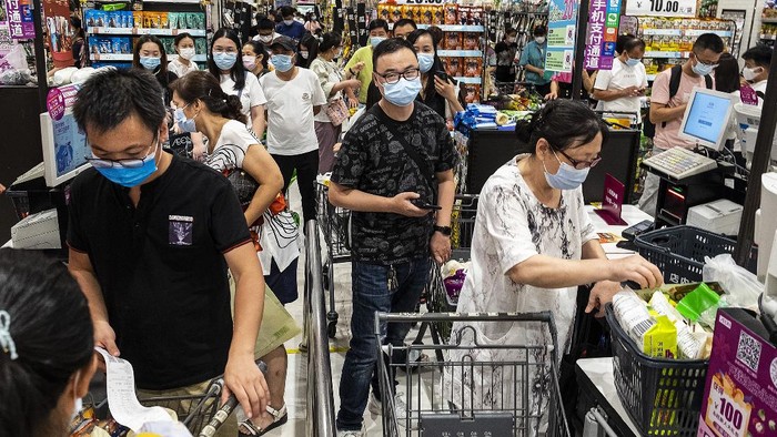 WUHAN, CHINA - AUGUST 2：(CHINA OUT) People wear protective masks as they line up to pay in a supermarket on August 2, 2021 in Wuhan, Hubei Province, China. According to media reports, seven migrant workers returned positive COVID-19 nucleic acid tests. Wuhan has not reported locally transmitted cases for over a year.  (Photo by Getty Images)
