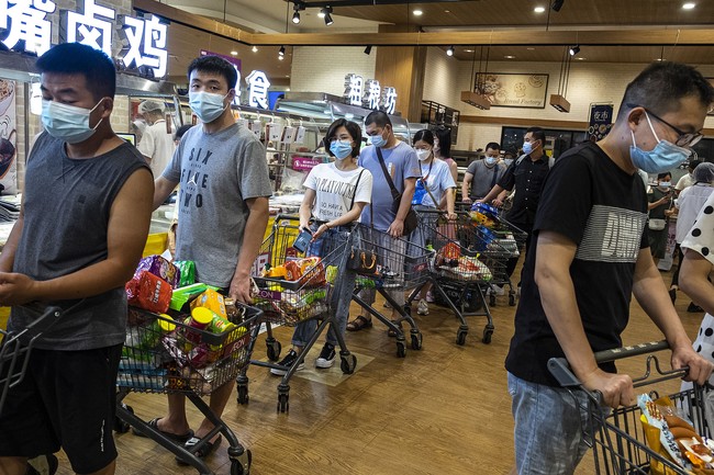 Karena itu, pemerintah kembali memperketat aturan agar virus tidak menyebar. Rencanananya otoritas kota Wuhan akan melakukan tes massal kepada seluruh warganya dan meminta mereka untuk tetap di rumah. Hal itu pun menyebabkan panic buying di sejumlah supermarket. Foto: Getty Images