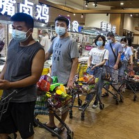 Karena itu, pemerintah kembali memperketat aturan agar virus tidak menyebar. Rencanananya otoritas kota Wuhan akan melakukan tes massal kepada seluruh warganya dan meminta mereka untuk tetap di rumah. Hal itu pun menyebabkan panic buying di sejumlah supermarket. Foto: Getty Images