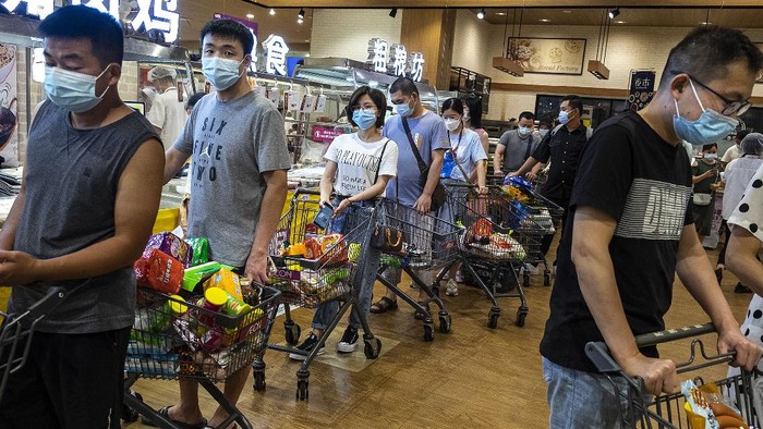 WUHAN, CHINA - AUGUST 2：(CHINA OUT) People wear protective masks as they line up to pay in a supermarket on August 2, 2021 in Wuhan, Hubei Province, China. According to media reports, seven migrant workers returned positive COVID-19 nucleic acid tests. Wuhan has not reported locally transmitted cases for over a year.  (Photo by Getty Images)
