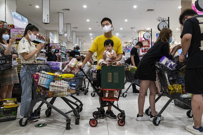 Wuhan yang menjadi lokasi awal terdeteksinya Corona sudah setahun tidak pernah melaporkan kasus penularan lokal setelah berhasil mengendalikan penyebaran virus ini dengan lockdown besar-besaran. Foto: Getty Images