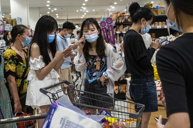 Dalam foto-foto yang dirilis, banyak orang tampak memenuhi supermarket dan memborong barang-barang. Karena itu, terlihat pula beberapa rak hampir kosong. Foto: Getty Images