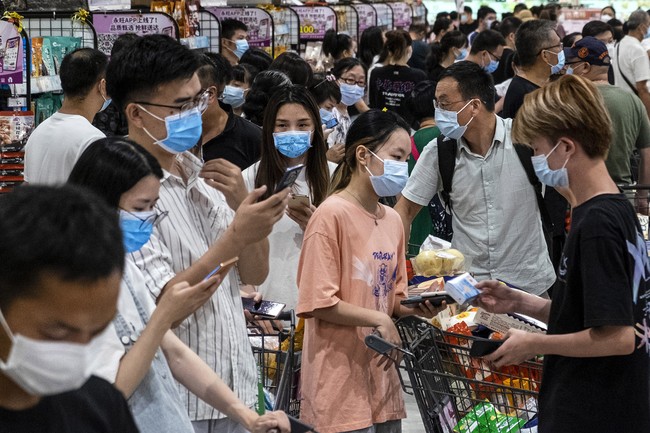 Pemerintah pun akan memutus akses transportasi domestik yang tampaknya menjadi salah satu alasan banyak orang memborong bahan makanan dan kebutuhan sehari-hari di supermarket. Foto: Getty Images
