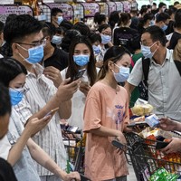 Pemerintah pun akan memutus akses transportasi domestik yang tampaknya menjadi salah satu alasan banyak orang memborong bahan makanan dan kebutuhan sehari-hari di supermarket. Foto: Getty Images