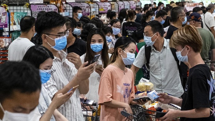 WUHAN, CHINA - AUGUST 2：(CHINA OUT) People wear protective masks as they line up to pay in a supermarket on August 2, 2021 in Wuhan, Hubei Province, China. According to media reports, seven migrant workers returned positive COVID-19 nucleic acid tests. Wuhan has not reported locally transmitted cases for over a year.  (Photo by Getty Images)