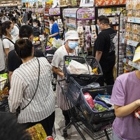 Warga Wuhan sudah cukup lama bisa mulai hidup normal setelah mewabahnya virus Corona. Sayangnya tak berapa lama kemudian, mereka harus dihadapkan kembali dengan lockdown setelah munculnya tujuh kasus baru Corona varian Delta. Foto: Getty Images