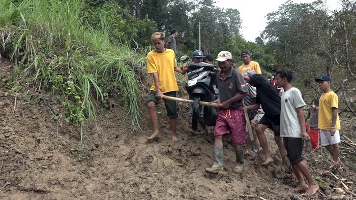 Tanah longsor di Bulo, Polewali Mandar (Foto: Abdy/detikcom)