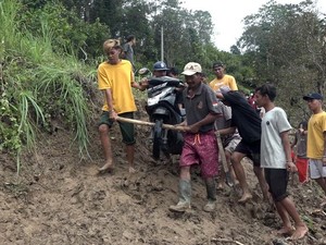 Tanah Longsor Putus Akses Penghubung 2 Kecamatan di Polewali Mandar!