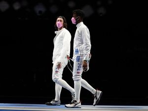 Jadi Sorotan, Atlet Anggar Pakai Masker Pink di Olimpiade Lawan Pelecehan Seks
