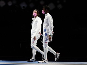 Jadi Sorotan, Atlet Anggar Pakai Masker Pink di Olimpiade Lawan Pelecehan Seks