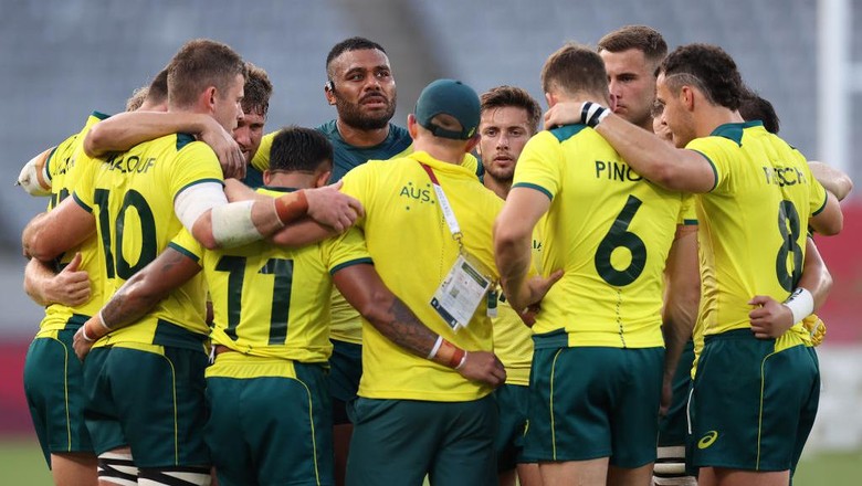 CHOFU, JAPAN - JULY 28: The Team Australia huddle after the Rugby Sevens Mens Placing 7-8 match between Canada and Australia on day five of the Tokyo 2020 Olympic Games at Tokyo Stadium on July 28, 2021 in Chofu, Tokyo, Japan. (Photo by Dan Mullan/Getty Images)