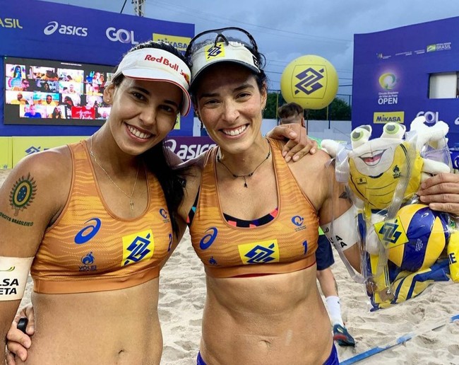 Timnas voli pantai Brazil adalah salah satu yang diunggulkan dalam Olimpiade kali ini. Negara tersebut diwakili oleh Agatha Bednarczuk dan pasangan barunya, Eduarda Duda Lisboa. Meski masih tergolong baru dibanding Agatha, Duda sering disebut calon bintang. Foto: Instagram