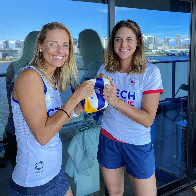 Duo atlet timnas Voli yang akan mewakili negaranya di Olimpiade tahun ini adalah Markéta Sluková dan Taliqua Clancy. Keduanya ada di posisi lima dunia tahun lalu dan sama-sama mewakili negara di Olimpiade Brazil 2016. Ini gaya mereka saat sampai di Tokyo. Foto: Instagram