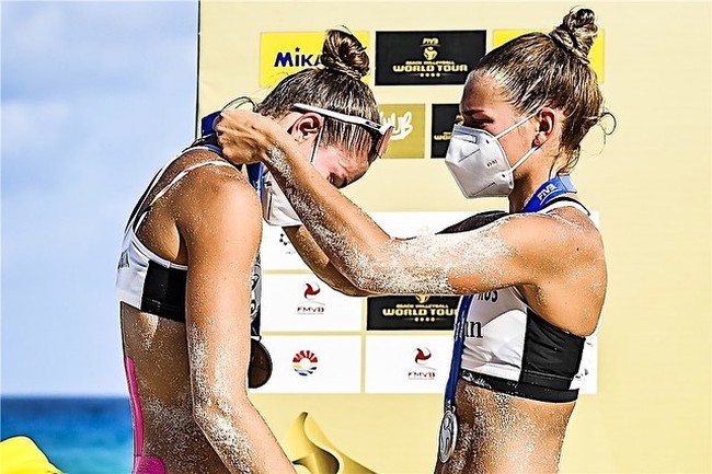 Nadezda Makroguzova dan Svetlana Kholomina siap mewakili Rusia di Olimpiade Tokyo 2020. Awal tahun ini mereka baru saja memenangkan turnamen FIVB Beach Volleyball World Tours 4-star di Cancún, Mexico. Begini gaya kemenangan mereka selagi bermandi pasir. Foto: Instagram