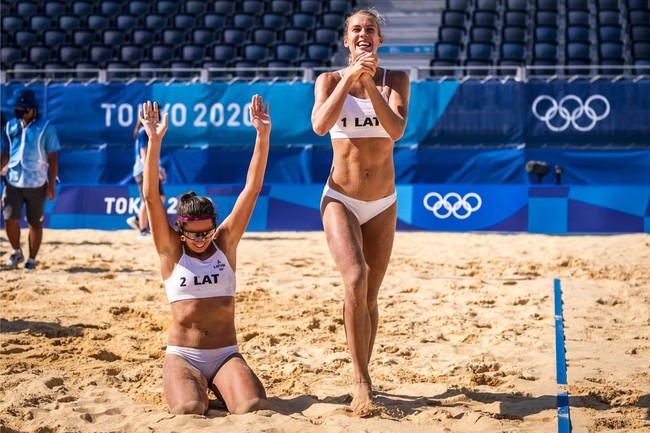 Anastasija Kravčenoka dan Tina Graudiņa yang sudah berpasangan sejak 2013 akan mewakili Latvia pada cabor voli pantai. Keduanya memenangkan European Beach Volleyball Championship 2019. Foto: Instagram