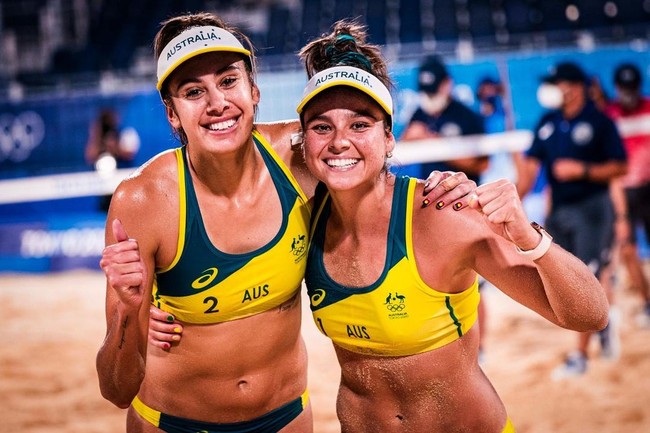 Meski Norwegia menolak pakai bawahan bikini dan menggantinya dengan celana pendek, masih banyak atlet dari negara lain yang tetap mengenakan outfit tradisional voli pantai yang serupa bikini. Salah satunya adalah duo Mariafe Artacho del Solar dan asal Australia ini. Foto: Instagram