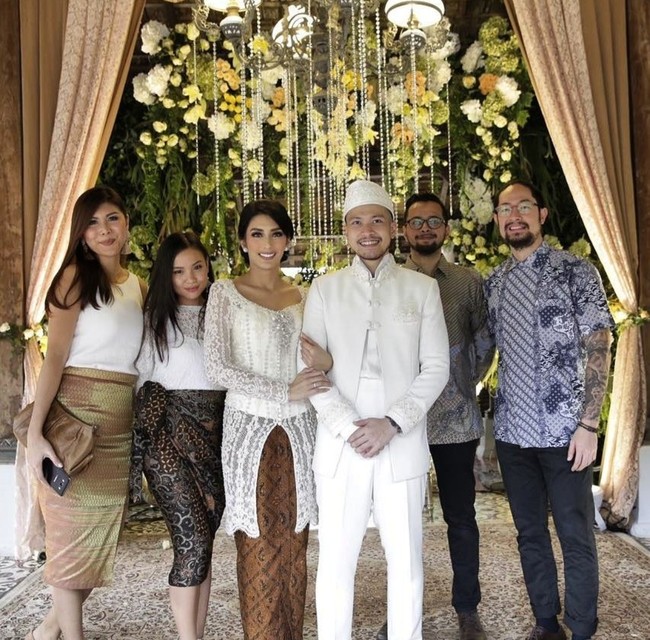 Tyas Mirasih dan Raiden Soedjono menikah pada 8 Juli 2017 setelah berpacaran selama dua tahun. Proses lamaran digelar secara resmi pada Maret 2017. Foto: Instagram/ @tyasmirasih, @radsoe