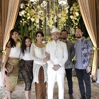 Tyas Mirasih dan Raiden Soedjono menikah pada 8 Juli 2017 setelah berpacaran selama dua tahun. Proses lamaran digelar secara resmi pada Maret 2017. Foto: Instagram/ @tyasmirasih, @radsoe